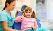 Девочка в кресле стоматолога