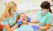Пациенту удаляют зубной камень скайлером