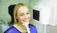 Пациентка улыбается после диагностики