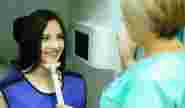 Пациентка улыбается врачу в процесс подготовки к КТ