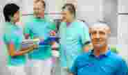 Пациент улыбается в кресле стоматолога