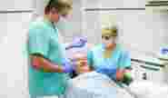 Врач осматривает пациента после операции