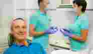 Пациент улыбается в кресле стоматолога