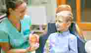 Врач в игровой форме рассказывает пациенту про лечение